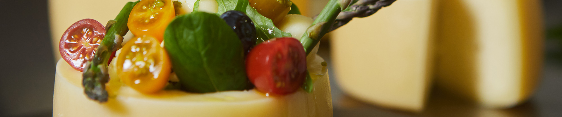 queso artesanal abredo con tomates y hierbas aromaticas